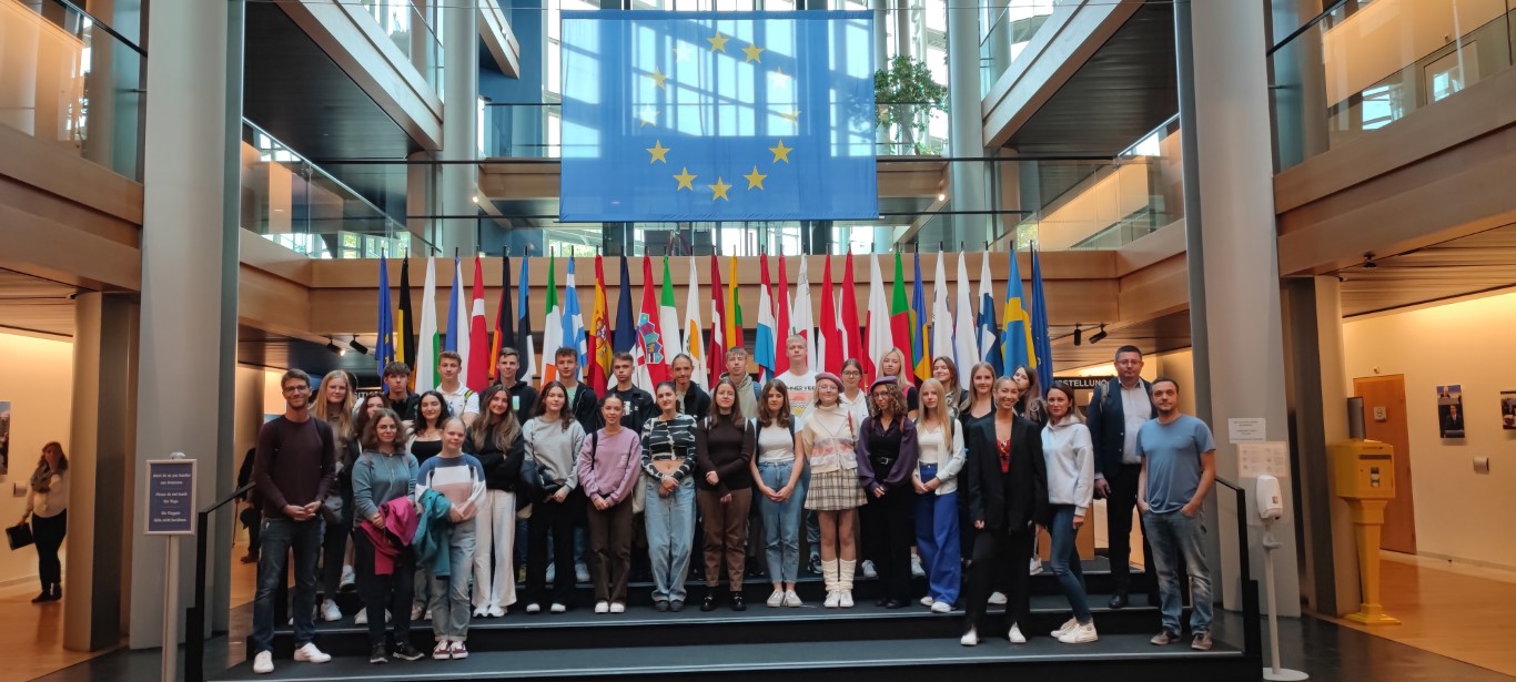 wspólne zdjęcie młodzieży podczas zwiedzania Europarlamentu w Strassbugru
