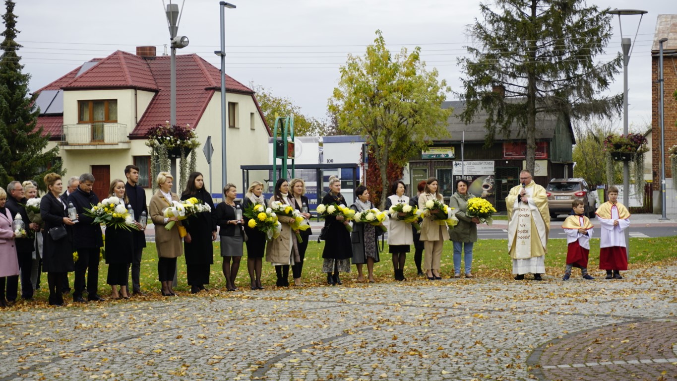 Delegacje władz gminnych przed pomnikiem Jana Pawła II