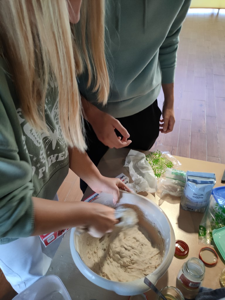 Uczniowie wyrabiający chleb