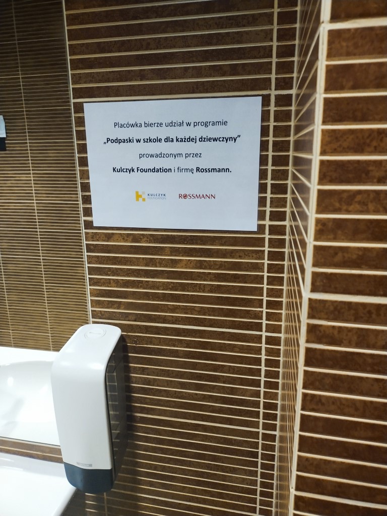 Napis w łazience informujący o udziale szkoły w akcji