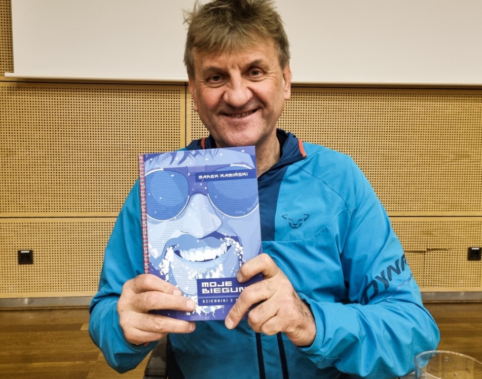 Na zdjęciu Marek Kamiński trzymający swoja książkę.
