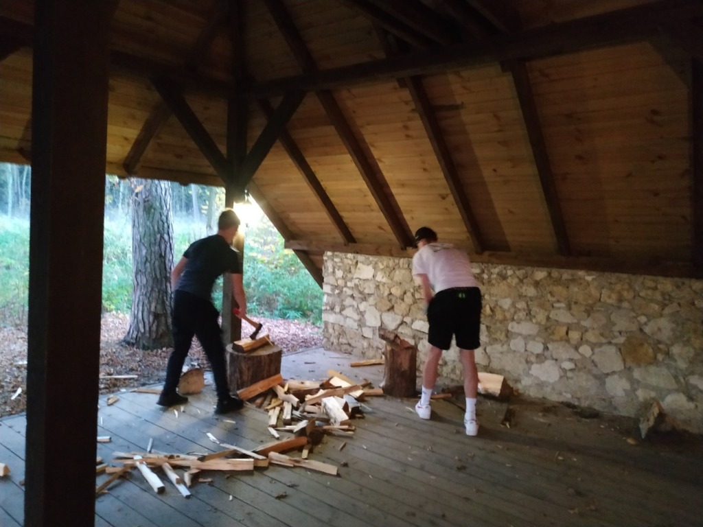 Chłopcy przygotowują drewno na ognisko