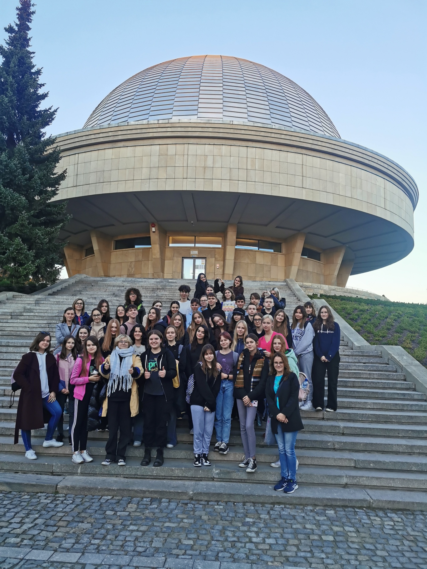 uczniowie w Planetarium Śląskim