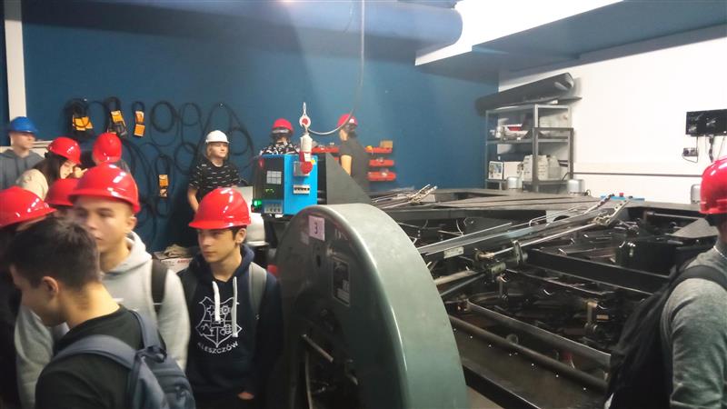 Grupa uczniów zwiedza maszynownię podbasenia. Urządzenia sterujące pracą maszyn.