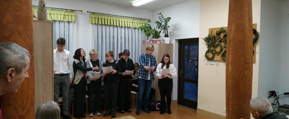 Wychowankowie internatu śpiewają pieśni patriotyczne dla Mieszkańcó DPS