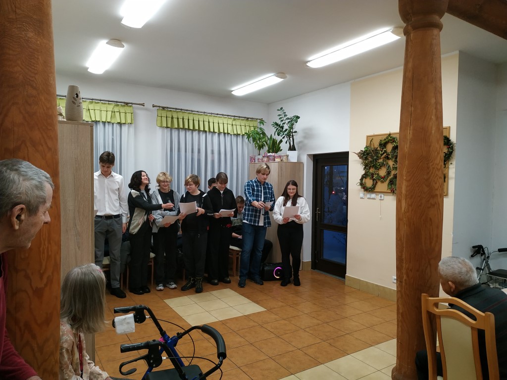 Wychowankowie internatu śpiewają pieśni patriotyczne dla Mieszkańcó DPS