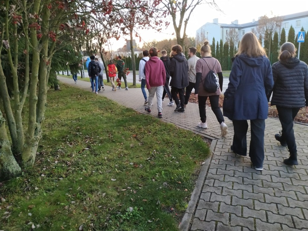 Wychowankowie z internatu maszerują do altany w Łuszczanowicach