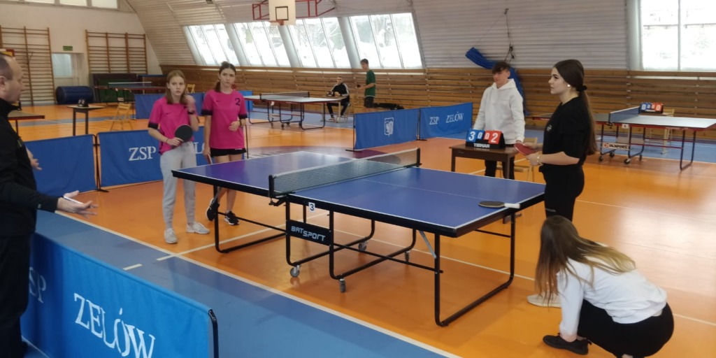 Uczennice grające w tenisa stołowego