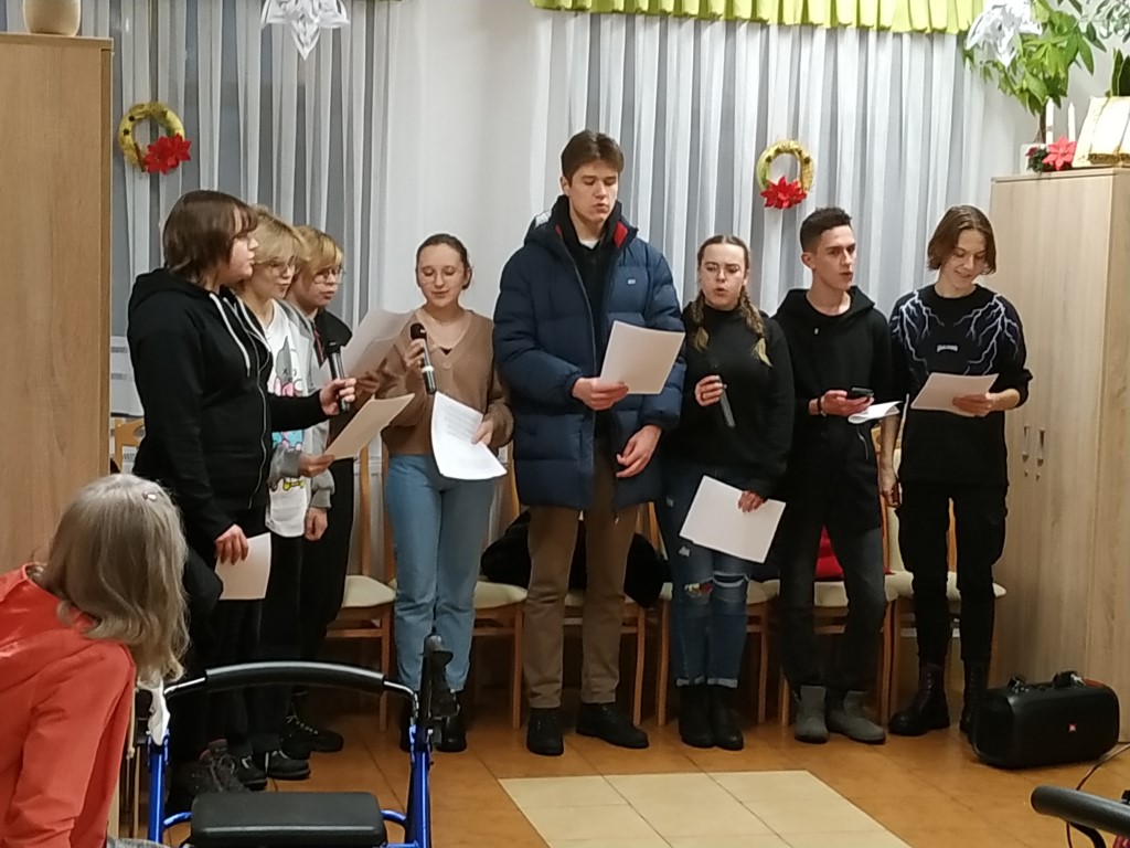 Wychowankowie Internatu śpiewają kolędy dla Mieszkańców DPS