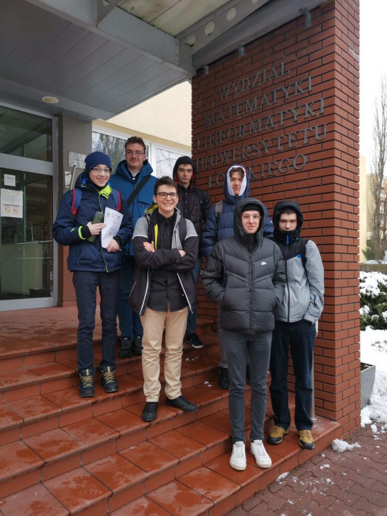 Uczniowie naszego technikum przed budynkiem wydziału matematyki i informatyki Uniwersytetu Łódzkiego