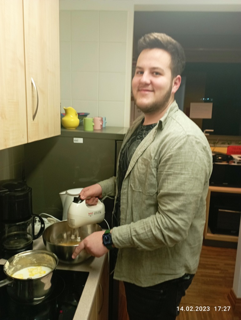 Maciej przygotowuje ciasto na pączki