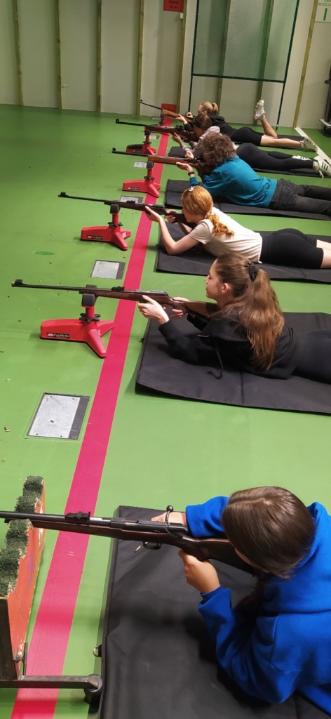  młodzież ZSP biorąca udział w zajęciach strzeleckich. 