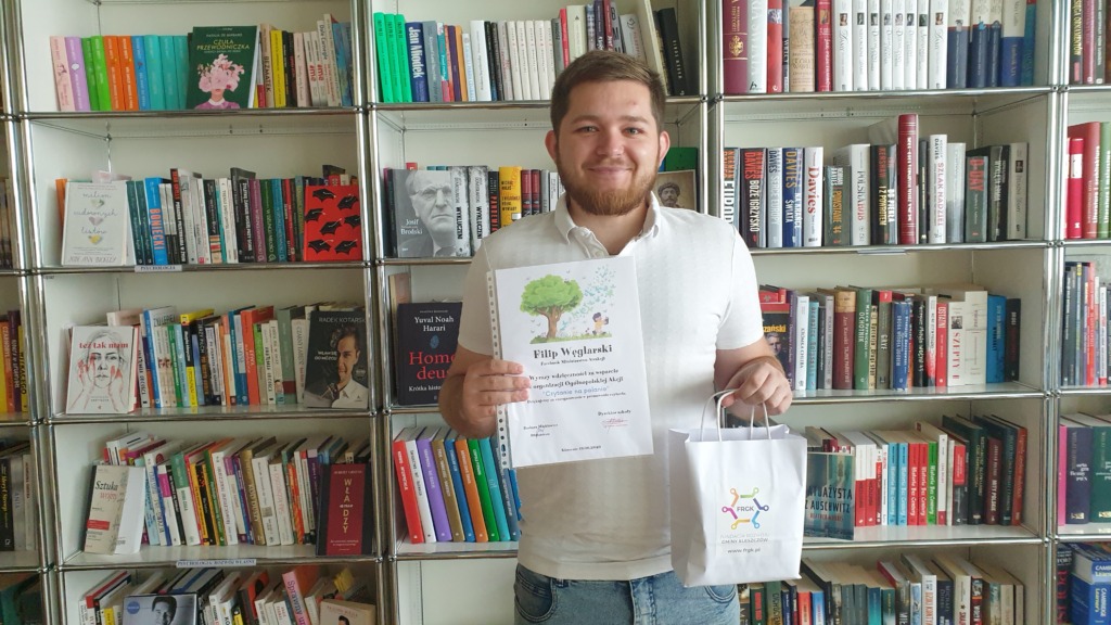 Filip Węglarski z Ministerstwa Atrakcji z podziękowaniem od organizatorów  akcji " Czytanie na polanie " I "Jak nie czytam? Jak czytam "
