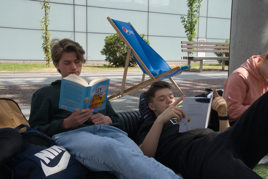 uczestnicy  Ogólnopolskiej akcji "Czytanie na polanie" i " Jak nie czytam? Jak czytam"
