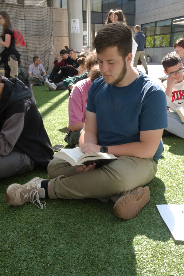 uczestnicy  Ogólnopolskiej akcji "Czytanie na polanie" i " Jak nie czytam? Jak czytam"