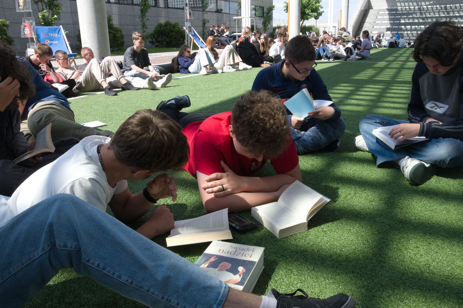 Uczestnicy  ogólnopolskiej akcji "Czytanie na polanie" i " Jak nie czytam? Jak czytam"