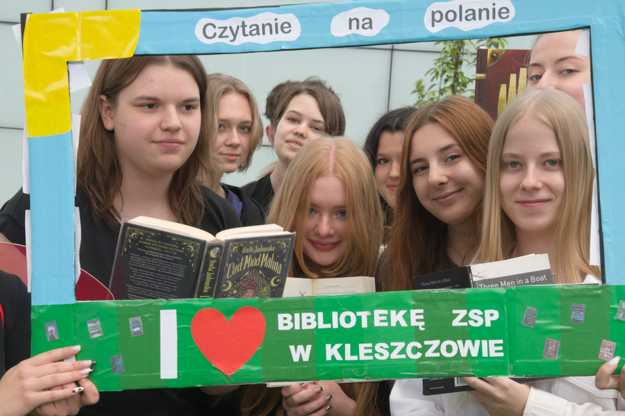 Uczestnicy  ogólnopolskiej akcji "Czytanie na polanie" i " Jak nie czytam? Jak czytam"