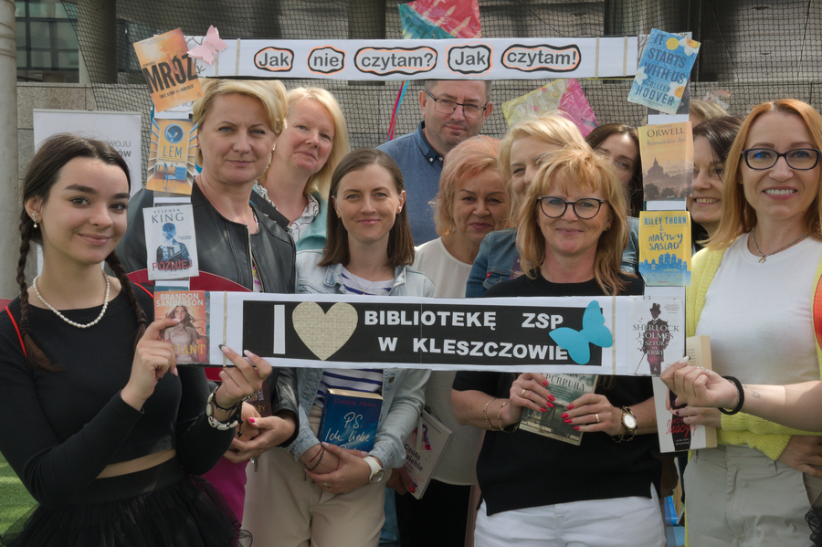 Uczestnicy ogólnopolskiej akcji " Czytanie na polanie" i "Jak nie czytam? Jak czytam"