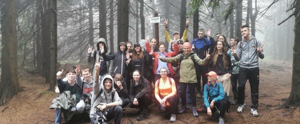 uczniowie z Kółka Turystycznego w trakcie zdobywania Korony Gór Polski