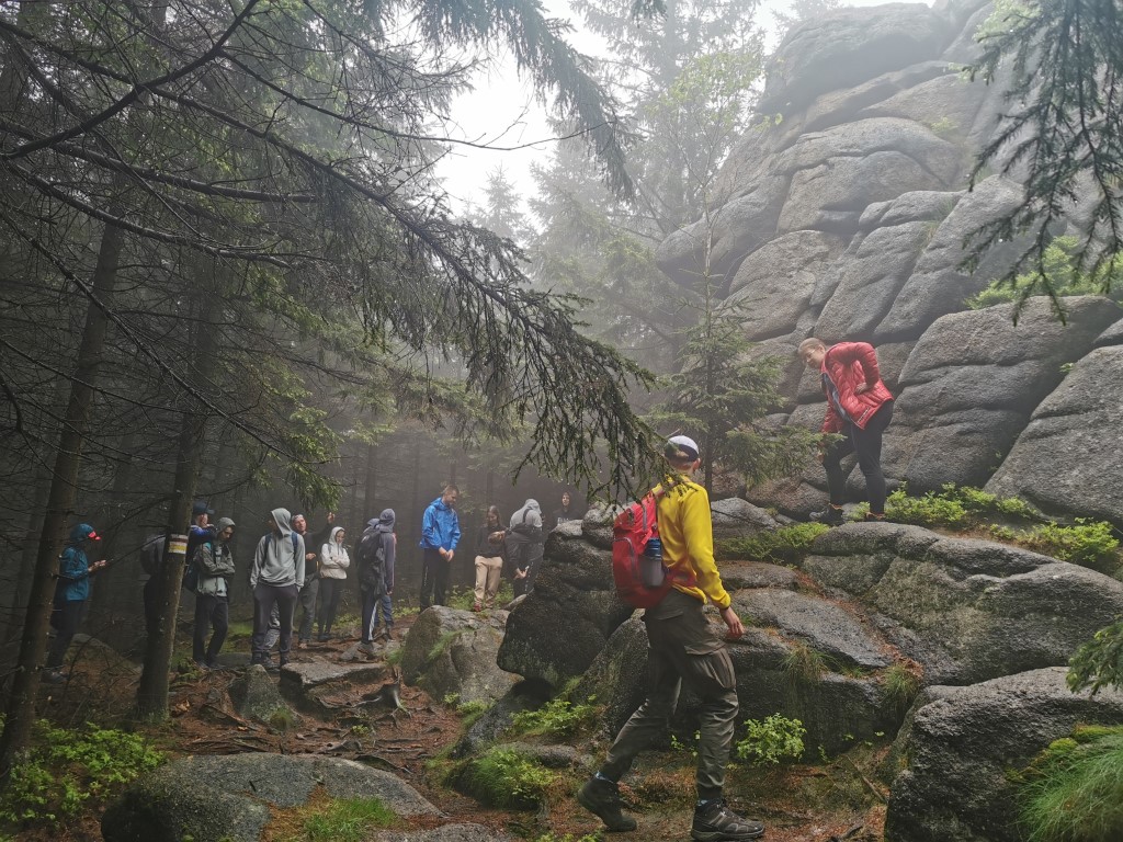 uczniowie z Kółka Turystycznego w trakcie zdobywania Korony Gór Polski 