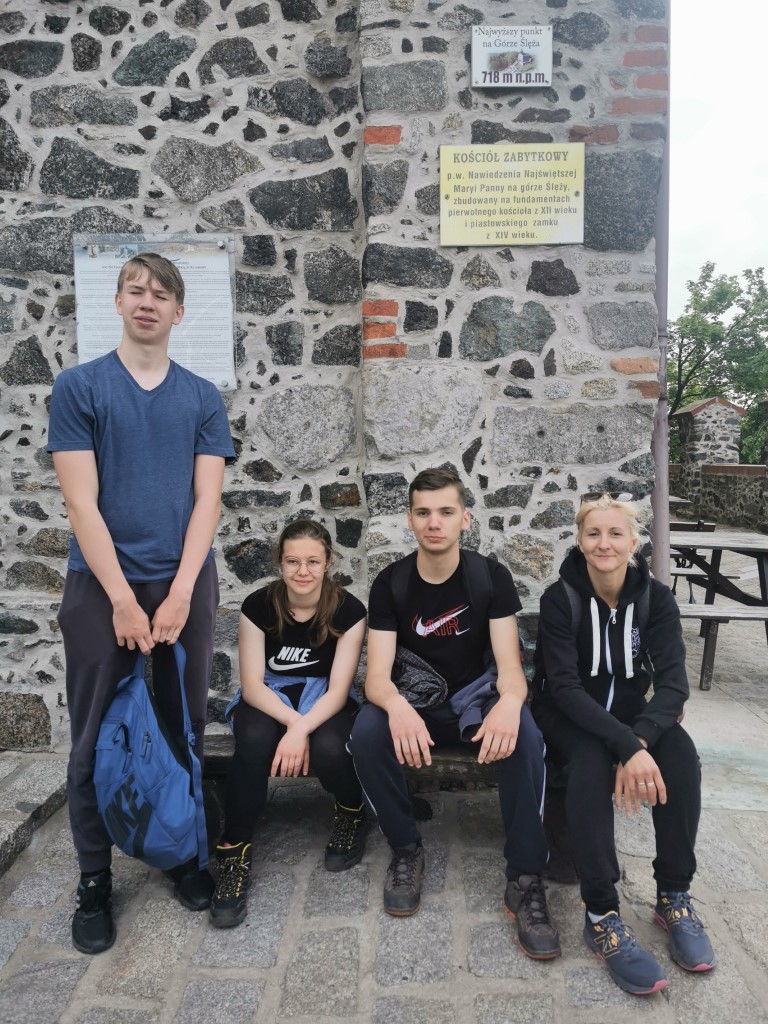 uczniowie z Kółka Turystycznego w trakcie zdobywania Korony Gór Polski 