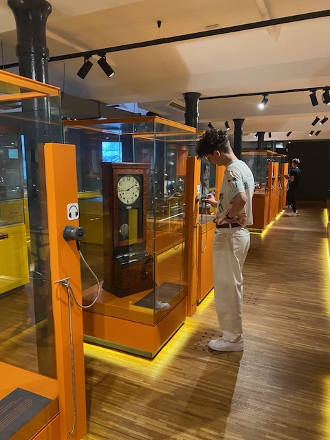 uczeń ogląda zegar w muzeum