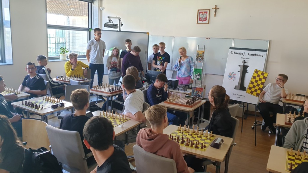 organizatorzy Turnieju szachowego wraz z wicedyrektor Aleksandrą Ignasiak - Smelą