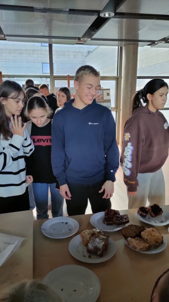 Uczniowie klasy I a oraz nauczycielki wychowania fizycznego w trakcie pieczenia chleba w ramach tygodnia zdrowia
