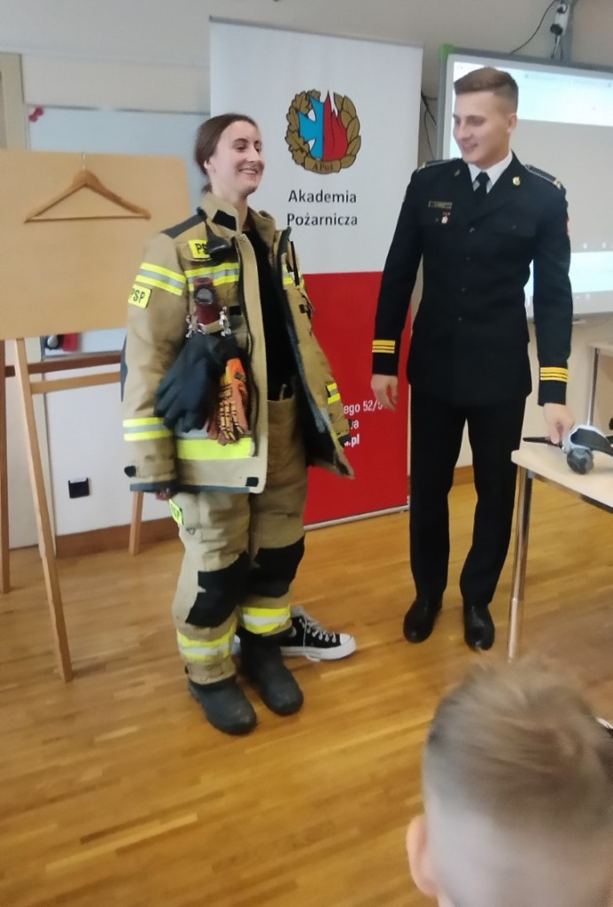 Przymierzanie stroju strażackiego