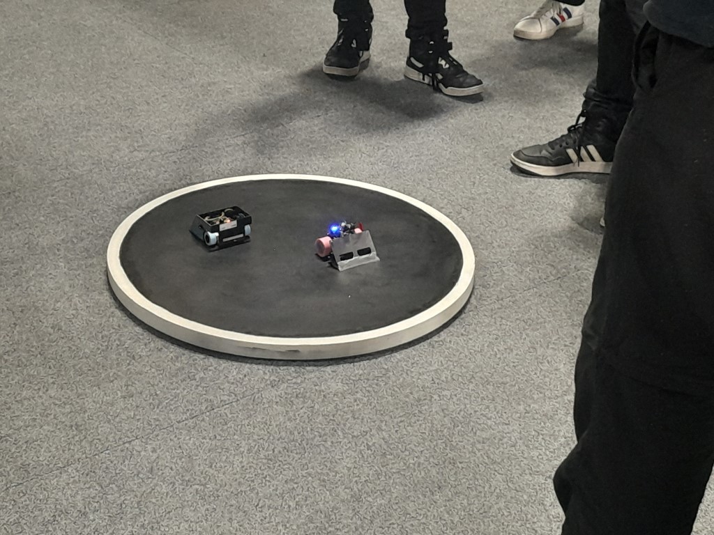 Roboty mini SUMO na ringu