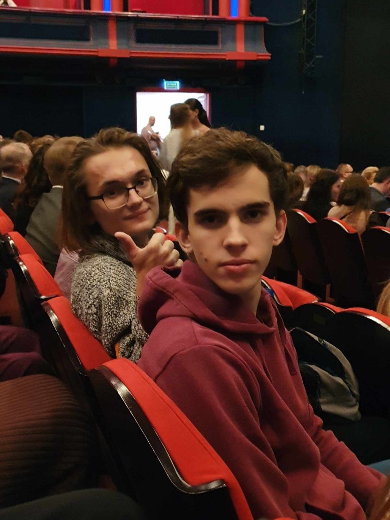 Uczestnicy wycieczki w Teatrze Muzycznym Roma w Warszawie 