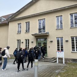 Grupa uczniów wchodzi do Centrum Szkoleniowego w Dreźnie.