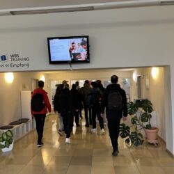 Grupa uczniów wchodzi do Centrum Szkoleniowego w Dreźnie.