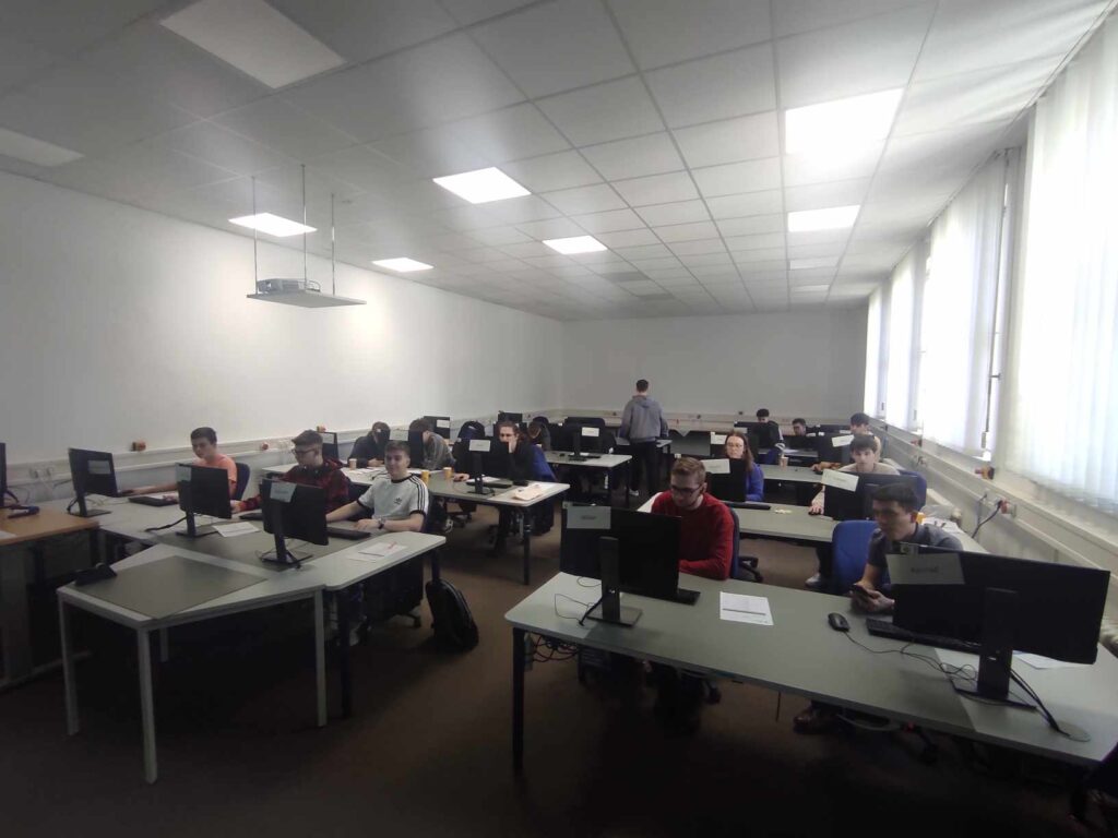 Uczniowie siedzą przy komputerach w Centrum Szkoleniowym