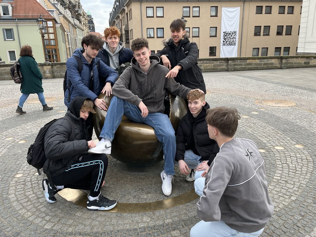 Grupa uczniów odpoczywa na starym mieście w Dreźnie.