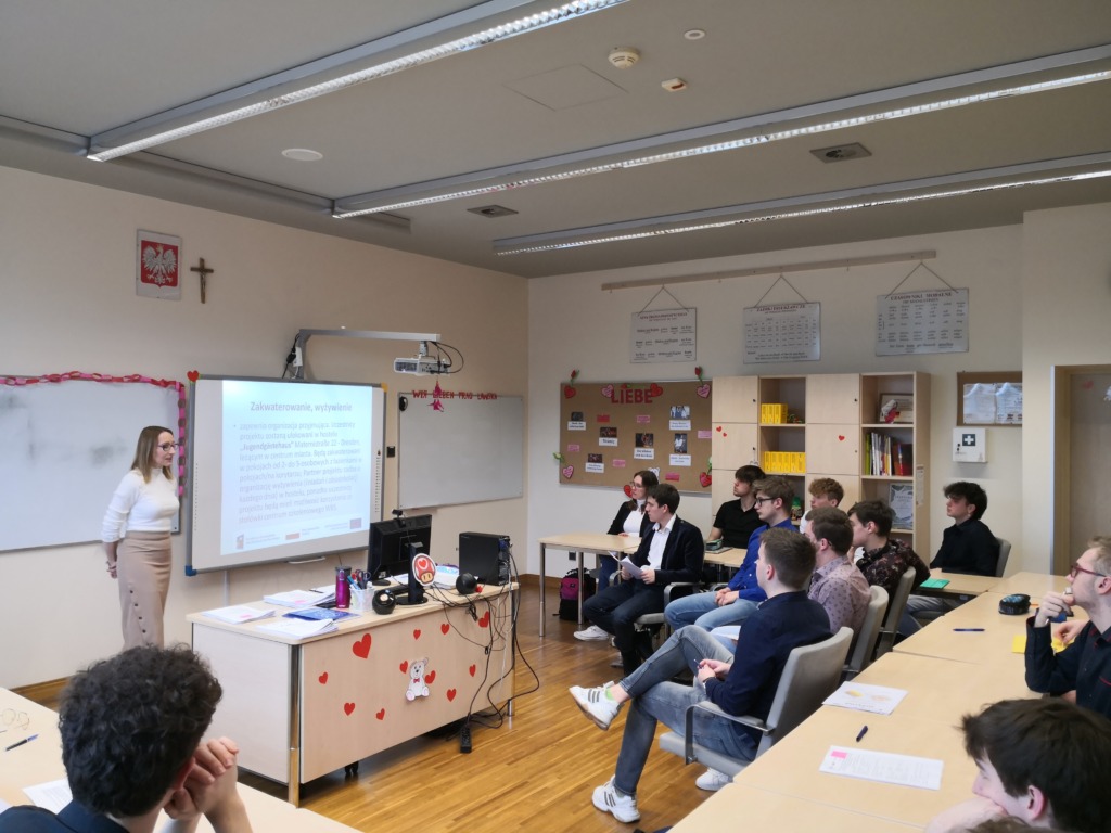 Uczniowie słuchają informacji na temat projektu przekazywanych przez panią Emilię Ławską. Nauczycielkę j. niemieckiego.