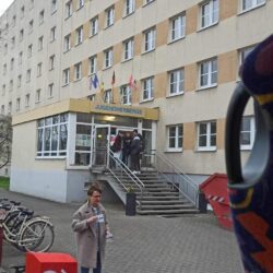 Uczniowie szykują się do wyjazdu z Drezna do Kleszczowa.