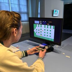 Jeden z uczniów gra w grę na komputerze.