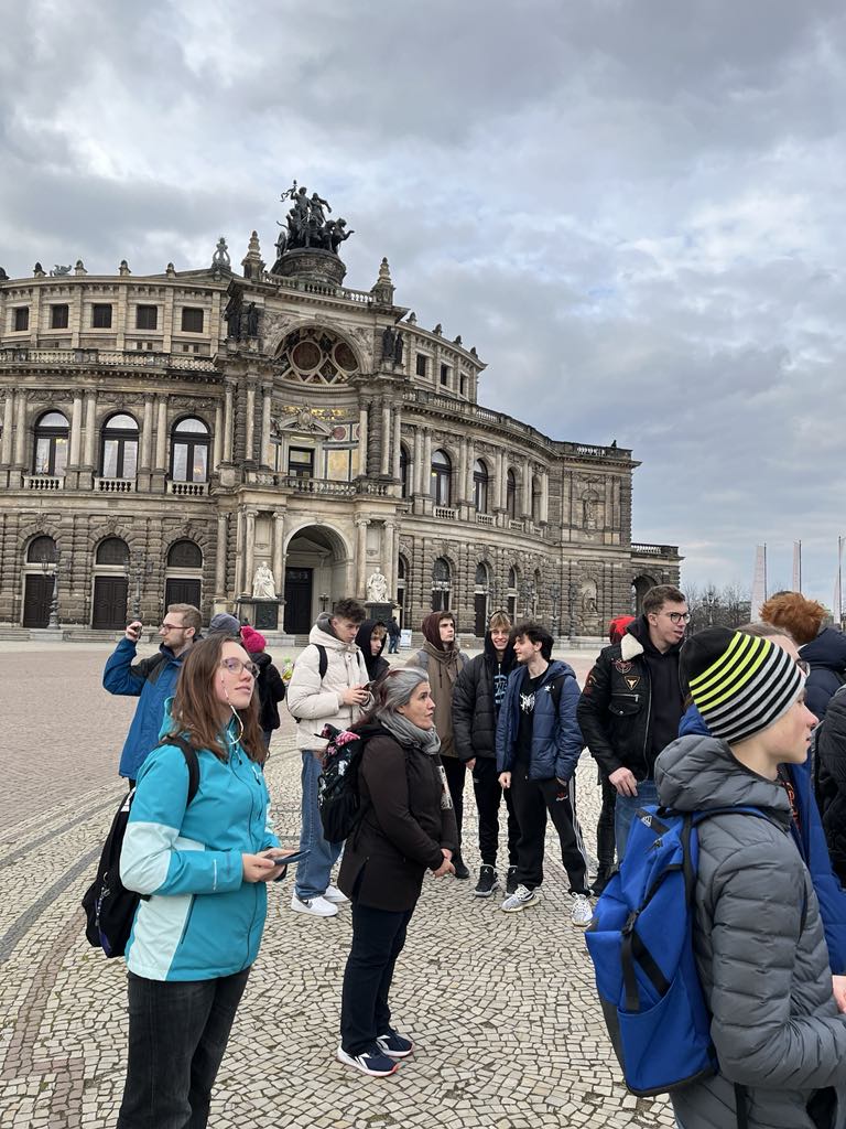 Grupa uczniów zwiedza stare miasto w Dreźnie.