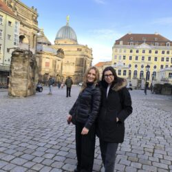 Dwie nauczycielki stoją na Starym Rynku w Dreźnie