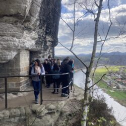 Uczniowie idą szlakiem w Szwajcarii Saksońskiej.