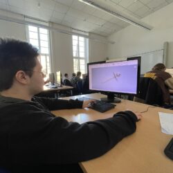 Uczeń wykonuje model 3D na komputerze.