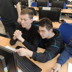 Uczniowie wykonują model 3D na komputerze w Centrum Szkoleniowym.