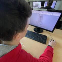 Uczeń wykonuje model 3D na komputerze.
