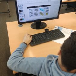 Uczniowie wykonują model 3D na komputerze w Centrum Szkoleniowym.