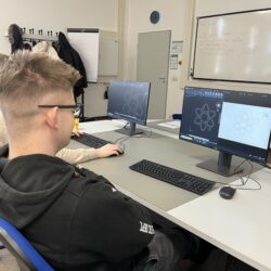 Uczeń siedzi przy komputerze.