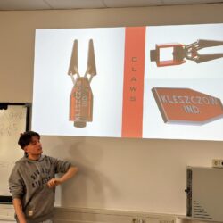 Uczeń prezentuje wykonany model na komputerze.