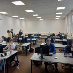 Uczniowie wykonują na komputerach modele 3D.