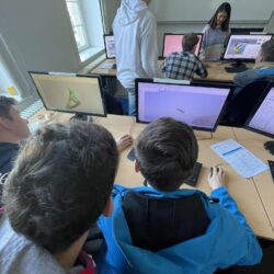 Uczniowie wykonują modele 3D na komputerach.