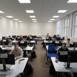 Uczniowie siedzą przy komputerach w centrum szkoleniowym